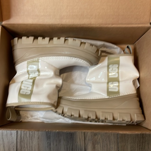 New Uggs Classic Brellah Mini cream and tan kids size 13 - Picture 7 of 7